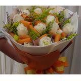 鲜花:玫瑰礼盒装 9朵红玫瑰9颗巧克力+2只公仔外围满天星绿叶