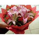 鲜花:99枝粉玫瑰，黄莺、勿忘我外围；粉色纱网外围，圆形包装