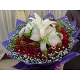 鲜花:19支彩玫瑰，绿叶托底。手揉纸多层单面包装，淡粉色丝带束扎（此花需提前预定，并限全国各主要城市）