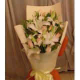 鲜花:粉多头香水百合6枝，单枝包装、草绿色棉纸圆形包装