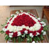 鲜花:99枝粉色玫（或者红色玫瑰），勿忘我，绿叶、配花、配草等，卷边纸包装