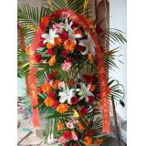 花篮:红色玫瑰11枝,黄莺配叶,淡紫色卷边纸圆形包装