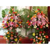 青岛北京路鲜花花篮:双层开业篮一对，玫瑰，百合，康乃馨等常用花材间插，每个1.6米高