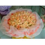 鲜花:33枝黄玫瑰。加粉色勿忘我绿叶陪衬。墨绿色皱纹高档包装纸