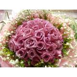 鲜花:多头白香水百合3枝，情人草间插，紫色手柔纸圆形包装