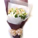 鲜花:99枝粉色玫（或者红色玫瑰），勿忘我，绿叶、配花、配草等，卷边纸包装