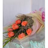 鲜花:33枝粉玫瑰，满天星丰满，白色纱网，粉色蝴蝶结包扎