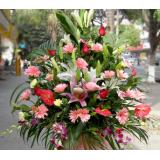 鲜花:多头粉百合8枝，绿叶间插，手揉纸高档包装