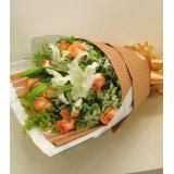 鲜花:1枝多头香水百合，11枝粉玫瑰，绿叶间插；手柔纸扇形花束