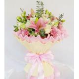 鲜花:33枝黄玫瑰。加粉色勿忘我绿叶陪衬。墨绿色皱纹高档包装纸