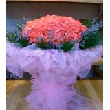 鲜花:19支彩玫瑰，绿叶托底。手揉纸多层单面包装，淡粉色丝带束扎（此花需提前预定，并限全国各主要城市）