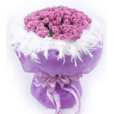 鲜花:99枝粉玫瑰，黄莺、勿忘我外围；粉色纱网外围，圆形包装