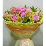 鲜花:大量扶朗花，间插百合，泰国兰，黄菊，绿叶等1.7-1.8米三层花篮一个