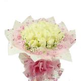 鲜花:9枝红色非洲菊里圈外层是9枝粉色非洲菊和9 枝黄色非洲菊+配花+绿色的皱纹纸圆形包装+黄色的丝带