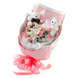 鲜花:紫玫瑰57枝，绿叶，小熊1只，手揉纸包装