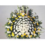 菊花:最中间6朵白玫瑰，外围6朵粉百合，10片绿掌外围在百合边，40枝黄菊花外围在百合边上，黄菊外围双层白百合，白百合外围小太阳花一圈，最外边用白菊花外围一圈，跳舞兰等最外围间插，直径1.2米以上