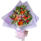 鲜花:红色玫瑰11枝,黄莺配叶,淡紫色卷边纸圆形包装