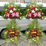 花篮:红色玫瑰11枝,黄莺配叶,淡紫色卷边纸圆形包装