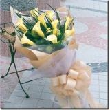 马蹄莲:大量白色，粉色多头香水百合间插，红掌，大鸟，泰国兰等搭配，四面观高档花篮一个