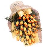 鲜花:红色玫瑰11枝,黄莺配叶,淡紫色卷边纸圆形包装