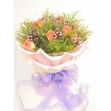 鲜花:红玫瑰22枝,外围适量黄莺，白色网纱,粉色丝带束扎