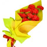 鲜花:玫瑰礼盒装 9朵红玫瑰9颗巧克力+2只公仔外围满天星绿叶