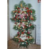 花篮:粉多头香水百合6枝，单枝包装、草绿色棉纸圆形包装