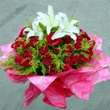 鲜花:22支粉玫瑰，绿叶丰满，卷边纸圆形包装，绵纸丝带。