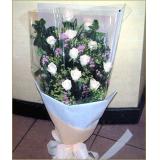 鲜花:22支粉玫瑰，绿叶丰满，卷边纸圆形包装，绵纸丝带。