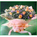 鲜花:11枝红玫瑰、绿叶、土黄色手揉纸单面包装