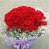 鲜花:采用22枝红色康乃馨单枝包装，绿叶外围，棉纸包装花篮