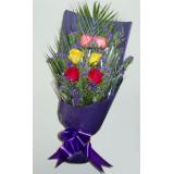 纪王镇鲜花店鲜花:2枝粉玫瑰、2枝红玫瑰、2枝黄玫瑰，情人草、勿忘我丰满。深蓝色皱纹纸，紫色丝带