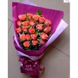 鲜花:玫瑰礼盒装 9朵红玫瑰9颗巧克力+2只公仔外围满天星绿叶