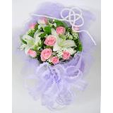 鲜花:粉色玫瑰12枝、白色多头香水百合2支、绿叶丰满，采用小花篮包装，彩色蝴蝶结装饰。