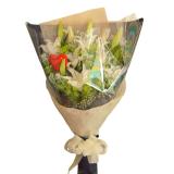 鲜花:22支粉玫瑰，绿叶丰满，卷边纸圆形包装，绵纸丝带。