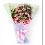 鲜花:白玫瑰、红玫瑰共99枝，配草围衬，组合一对花心。花盒装（此花需提前预定，并限送各大城市）。