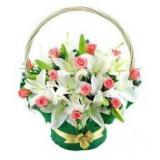 鲜花:22支精品白玫瑰,红色皱纹纸包装.