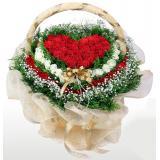 鲜花:99朵红玫瑰、绿叶或小草花间插，内层透明纸+外围卷边纸，多层丝带。