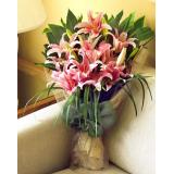 鲜花:红色康乃馨16枝，多头粉百合2枝，幸福草间插，满天星点缀，紫色手揉纸圆形包装