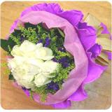 鲜花:99朵红玫瑰、绿叶或小草花间插，内层透明纸+外围卷边纸，多层丝带。