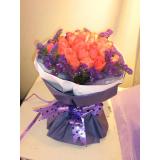 鲜花:22支精品白玫瑰,红色皱纹纸包装.