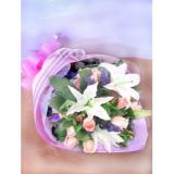 鲜花:99枝粉玫瑰，黄莺、勿忘我外围；粉色纱网外围，圆形包装