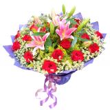 鲜花:6支粉色香水百合，黄莺点缀，绿色纱网圆形包装，此花需预定