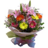 鲜花:19枝香槟玫瑰，绿叶。粉色棉纸内衬，网纱圆形包裹，香槟色皱纹纸托底。