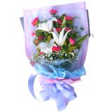 鲜花:最中间6朵白玫瑰，外围6朵粉百合，10片绿掌外围在百合边，40枝黄菊花外围在百合边上，黄菊外围双层白百合，白百合外围小太阳花一圈，最外边用白菊花外围一圈，跳舞兰等最外围间插，直径1.2米以上