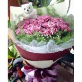 鲜花:玫瑰礼盒装 9朵红玫瑰9颗巧克力+2只公仔外围满天星绿叶