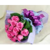 鲜花:红色玫瑰19枝,幸福草搭配，绿叶间插,淡紫色皱纹纸单面包装