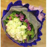 鲜花:红玫瑰22枝，小熊一对，绿叶，桃心花盒放（需提前预定，并限送各大城市）