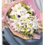 鲜花:黄扶郞18支，香槟玫瑰12支，满天星、小菊、绿适量。花篮1个（此花需提前预定）