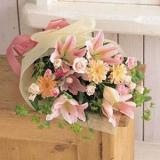 鲜花:白菊花26枝、黄色百合5枝，勿忘我。手揉纸单面包装，紫色法式蝴蝶结束扎